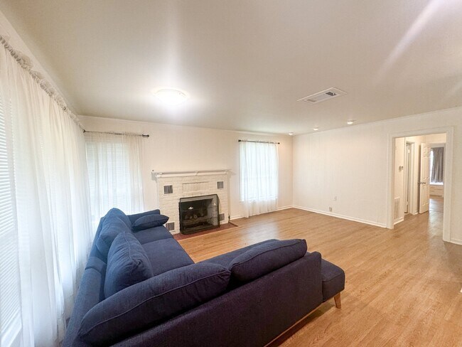 Building Photo - Adorable single story home in Landa Park E...