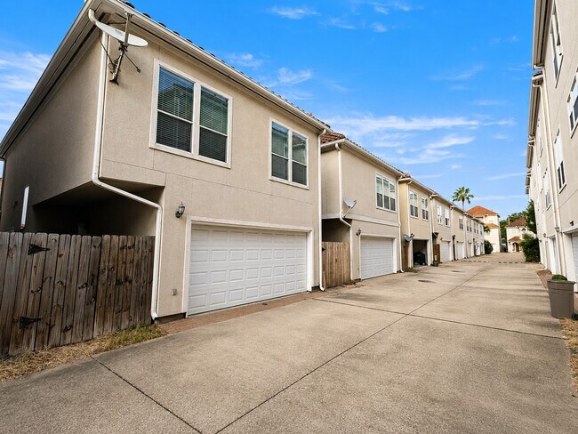 Building Photo - 7135 Harmony Cove