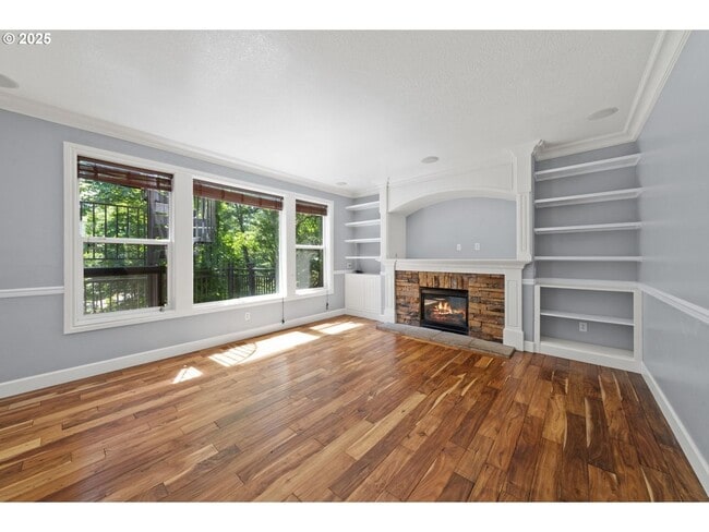 Building Photo - 3 levels, 7 bedrooms , lower level apartme...
