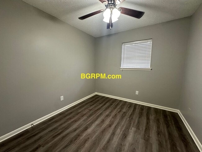 Building Photo - 3 BD, 1 1/2 BA, Home in Jacksonville