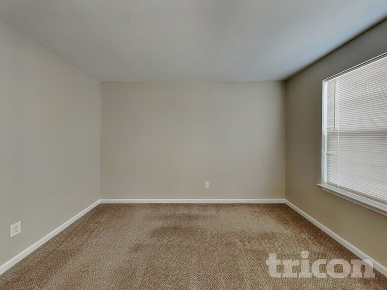 Building Photo - 6800 Lakinsville Ln