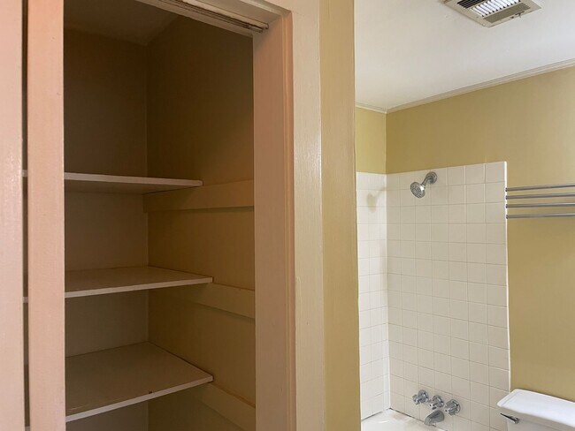 Building Photo - 2 Bed, 1 Bath Apartment