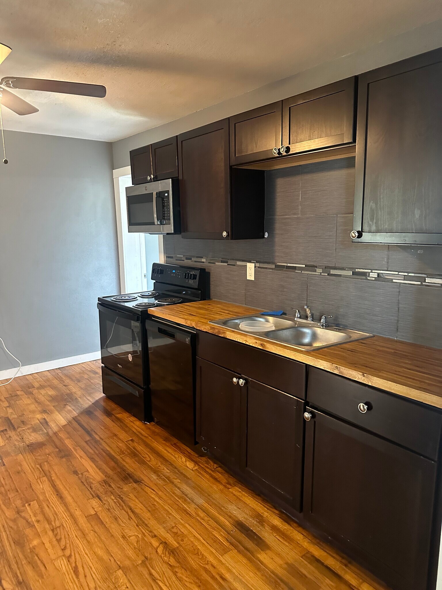 Building Photo - 311 Glamis Ave