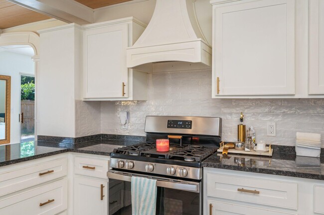 Building Photo - 4522 Parkwood Ln
