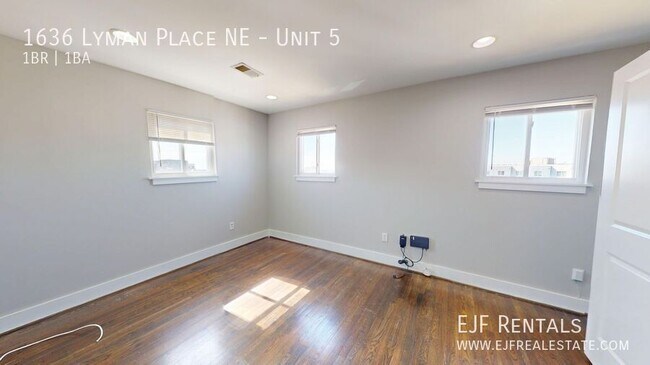 Building Photo - Updated One Bedroom W/Stainless Steel Appl...