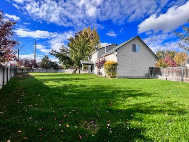 Building Photo - 3137 W Pudu St