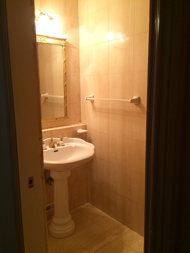 Building Photo - Great 3 Bedroom 3 Bath House in Monterey Fishermans Flats Neighborhood