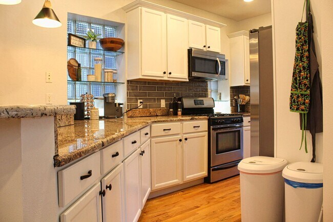 Building Photo - Spacious 2-bedroom, 2-bathroom in the Heart of West Highlands with 1 Car Garage