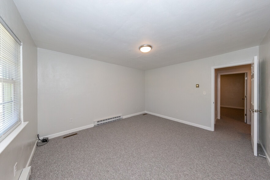 Building Photo - 9392 Pine Tree Rd