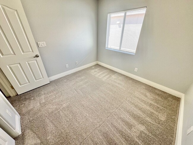 Building Photo - Stunning 4 bedroom home offering comfort and space in North Las Vegas