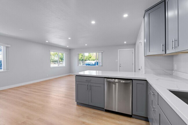 Building Photo - 1305-1321 Laurel Street