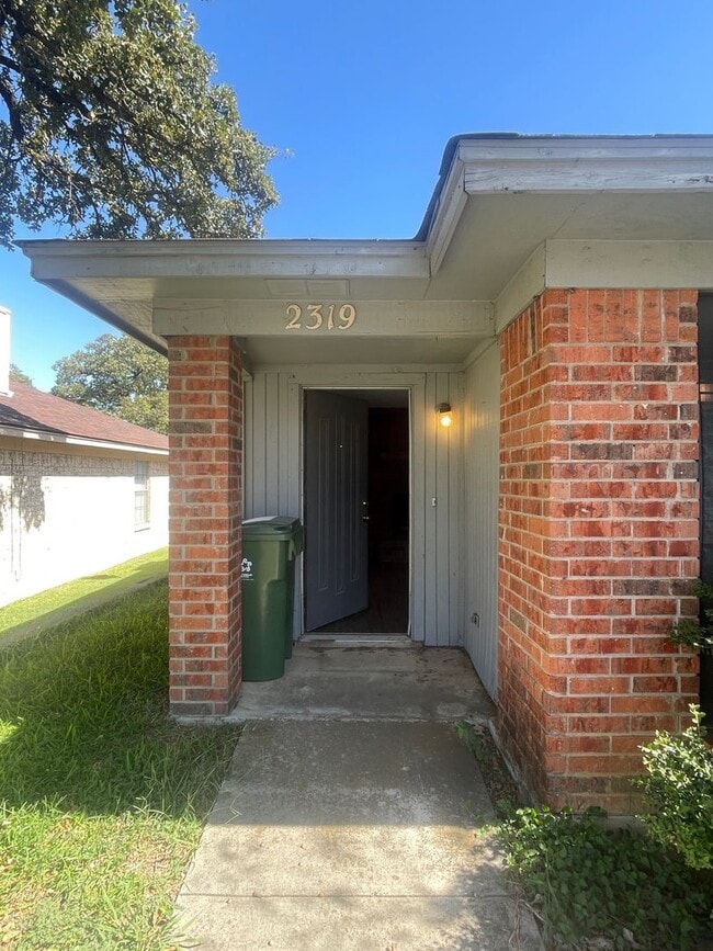 Building Photo - Walking Distance to Lake Arlington 2/2
