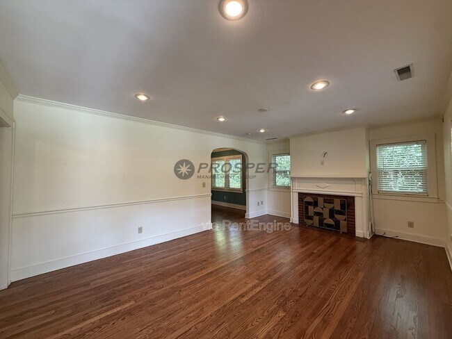 Building Photo - 575 Elizabeth Ln W