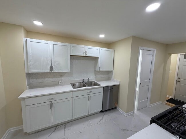 Building Photo - Stylish Renovated Home ! Move in Specials!