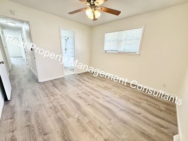 Building Photo - 3 bed 2.5 bath Private Oasis