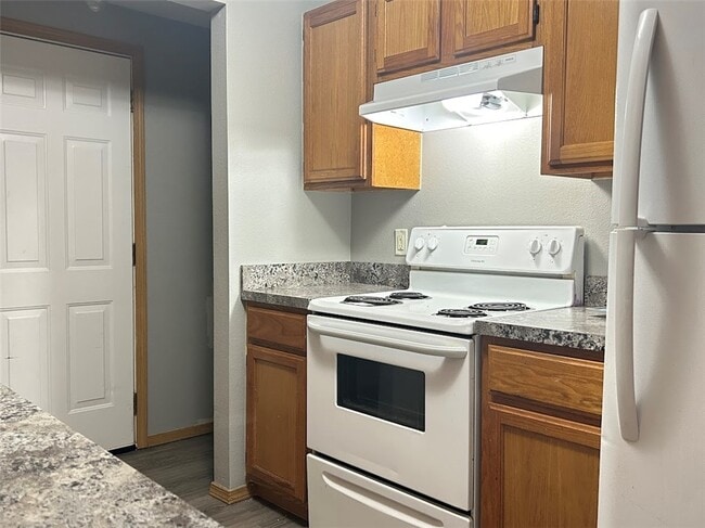 Building Photo - 807 Maple Dr