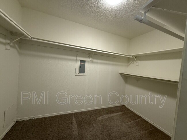Building Photo - 1203 W Austin St