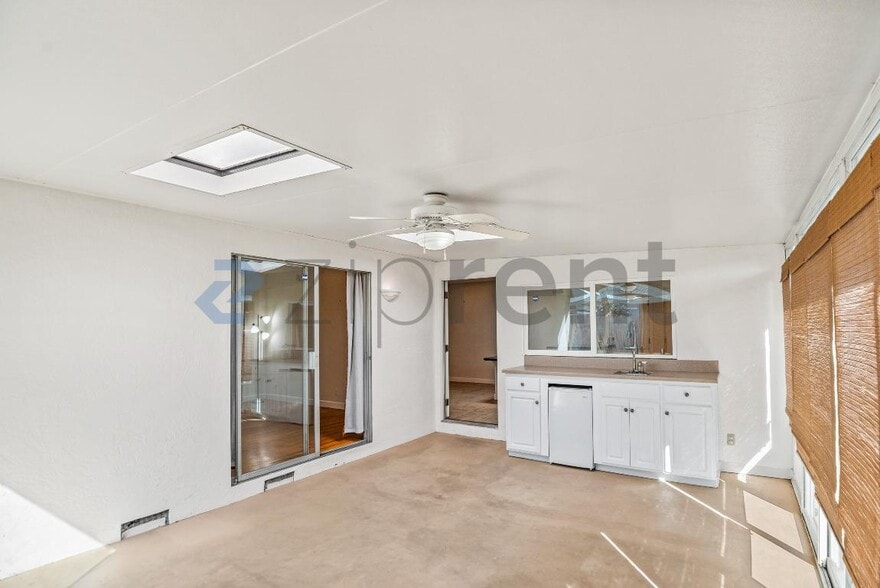 Building Photo - Unit