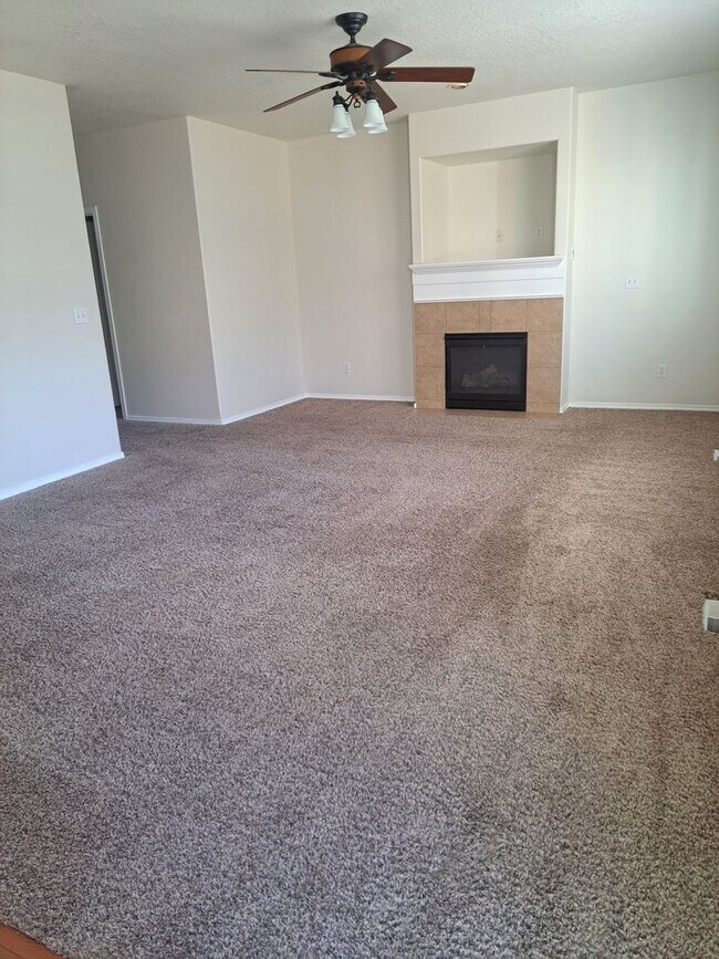 Building Photo - 3 Bedroom Home - Nice back yard -  no applications pending available now !