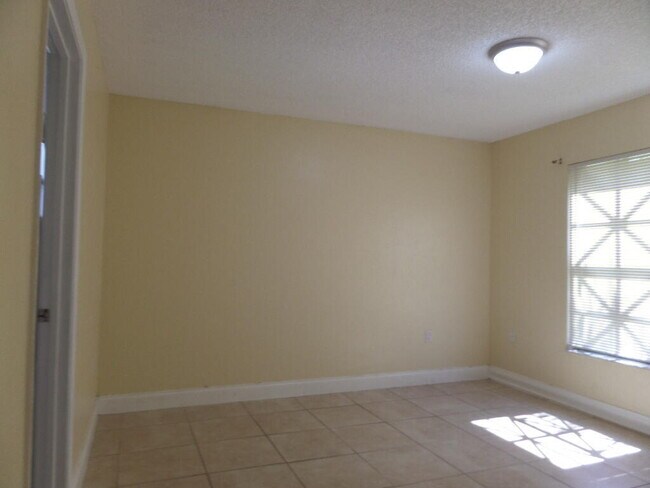 Building Photo - 1524 Lake Crystal Dr