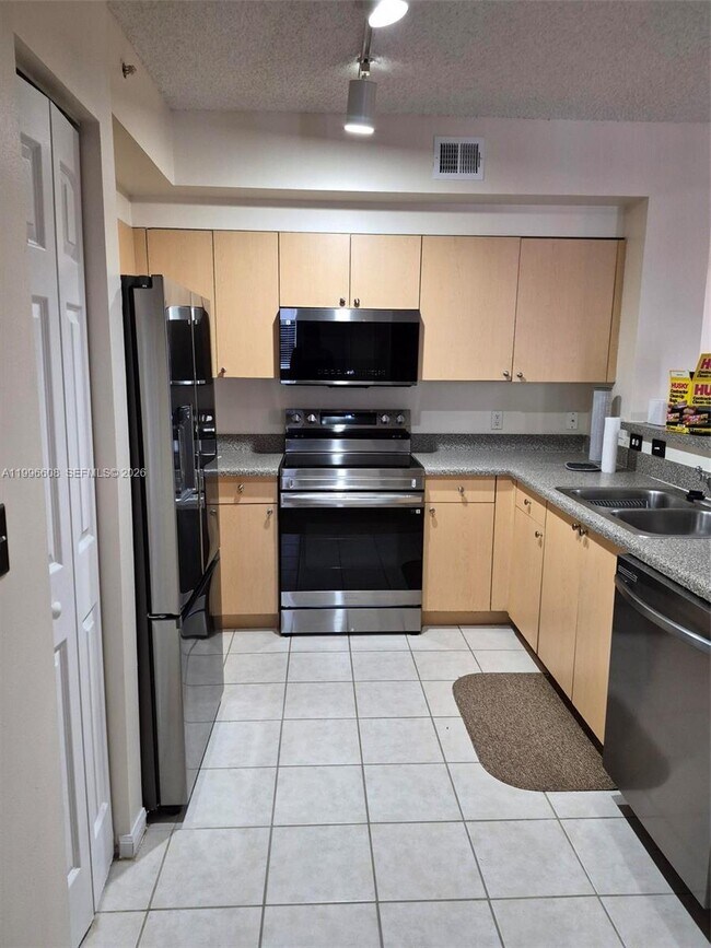 Building Photo - 8050 N Nob Hill Rd