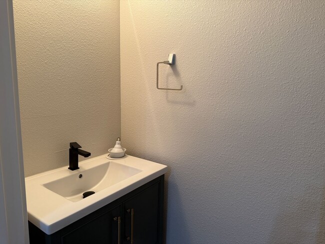 Building Photo - Modern San Jose Condo