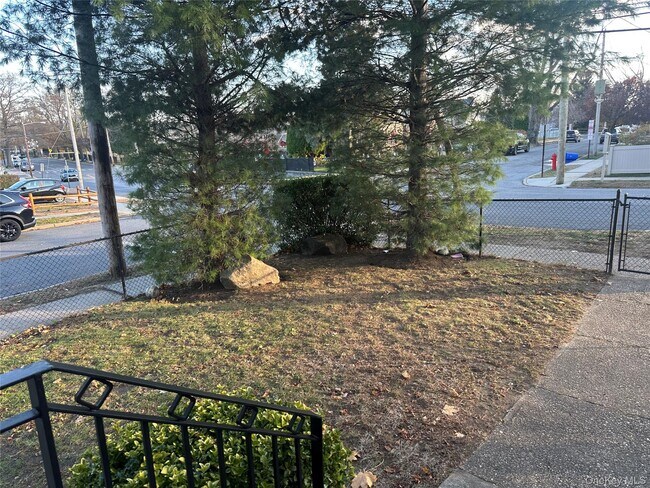 Building Photo - 219 Manorhaven Blvd