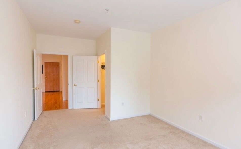 Building Photo - 528 52nd St