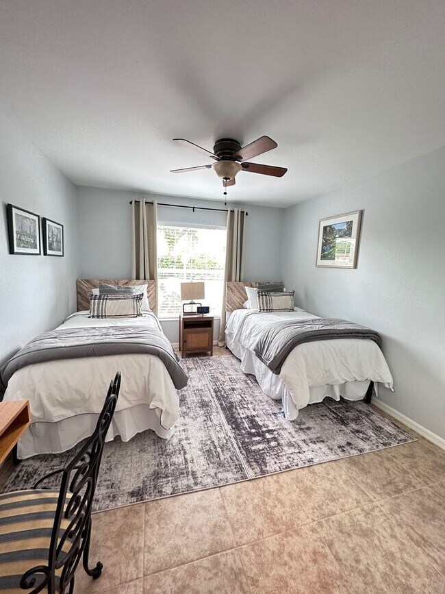 Building Photo - Renovated 1st Floor Seasonal unit in North Naples