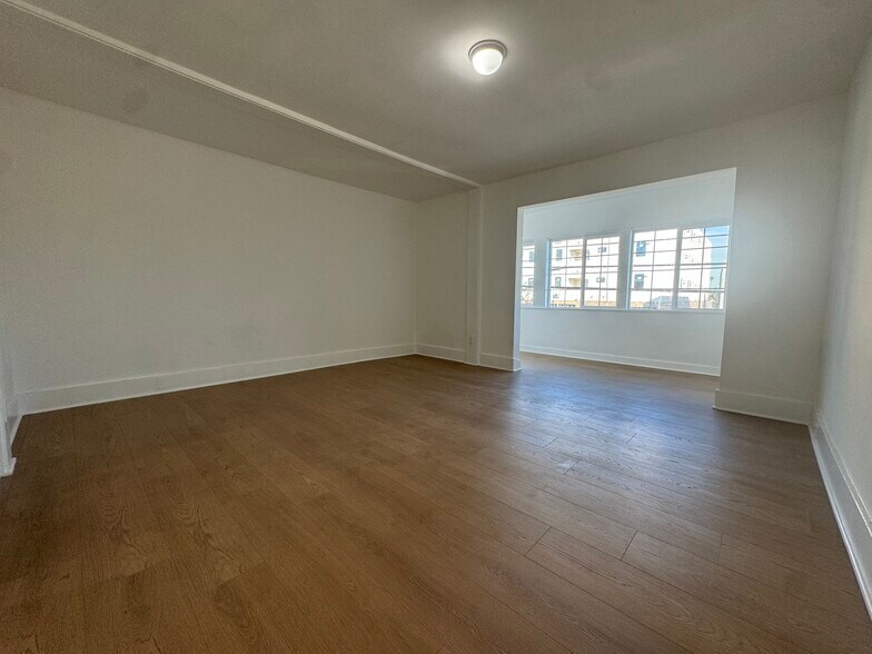 Building Photo - 5319 S Hoover St