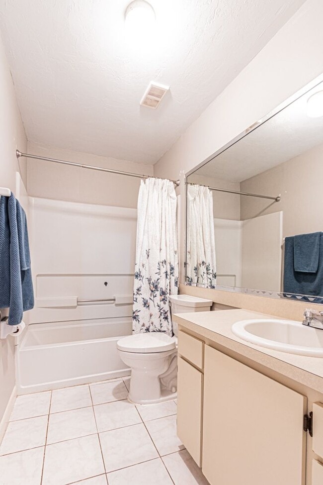 Building Photo - Fully Furnished Naples Condo with Resort-Style Living