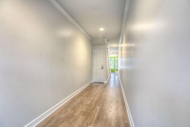 Building Photo - 1341 Cortlandt St