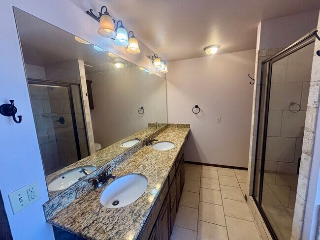 Building Photo - Wonderful 3 Bed 2 Bath Home in Yukon
