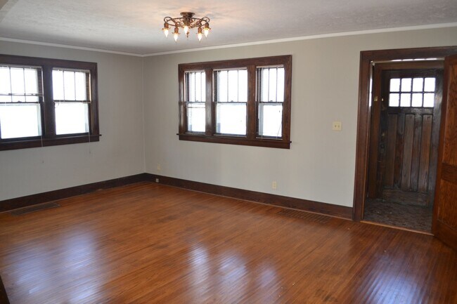 Building Photo - One block from USF! Huge home with 4 bedrooms! Fenced in yard