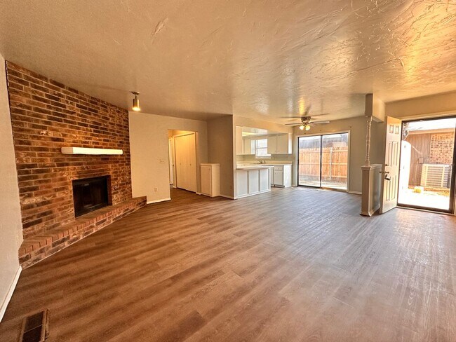 Building Photo - 2 Bedroom, 2 Bathroom Unit in Quiet Cul-de...