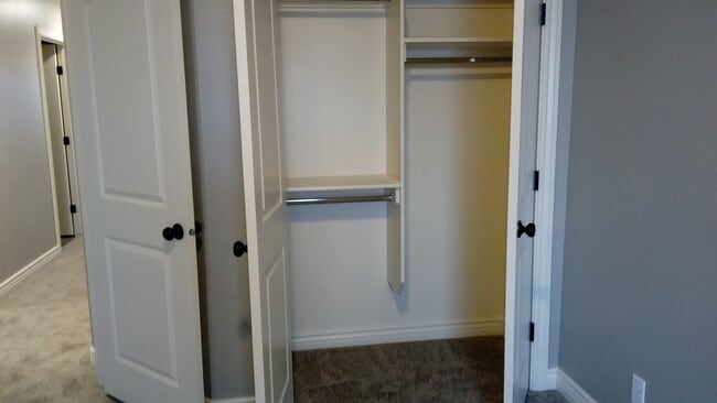 Building Photo - 3 bedroom 2.5 bath Rock Creek Town Home wi...