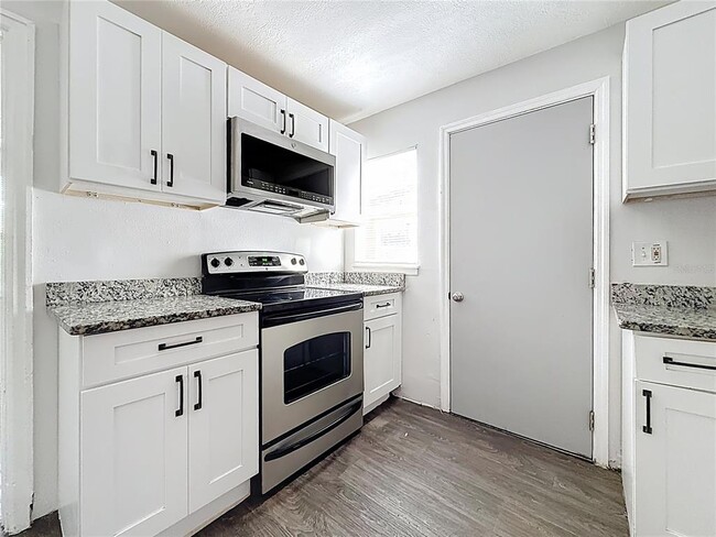 Building Photo - 618 17th Ave S