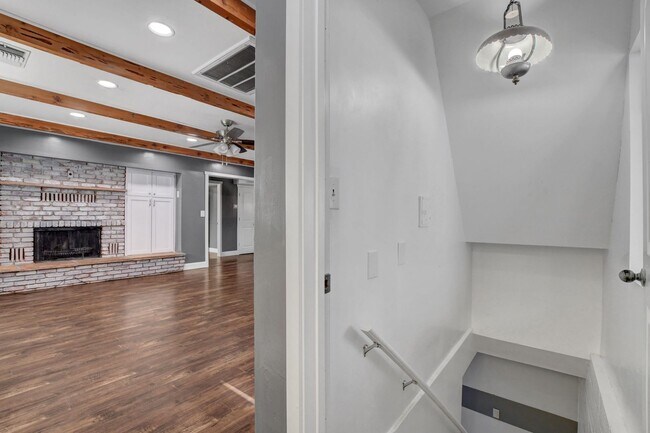 Building Photo - UNIQUE SINGLE FAMILY HOME! - No HOA, Car Lift, RV Parking and Nice Backyard