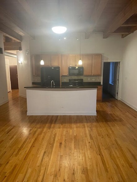 Building Photo - 500 N Damen Ave