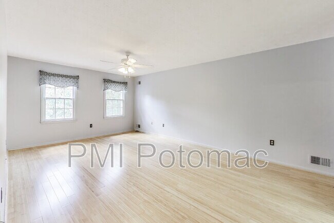 Building Photo - 1718 Crestview Dr