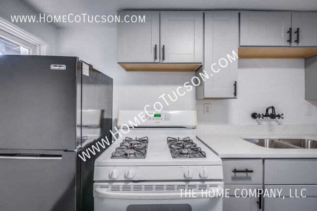 Building Photo - 940 E Florita St
