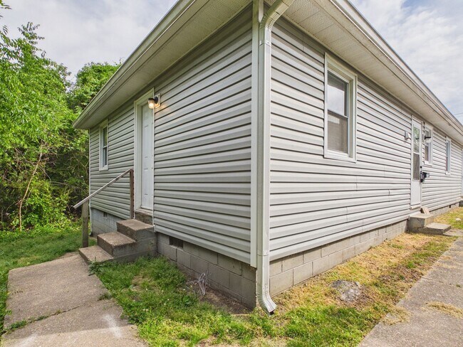 Building Photo - 838 S Jones St