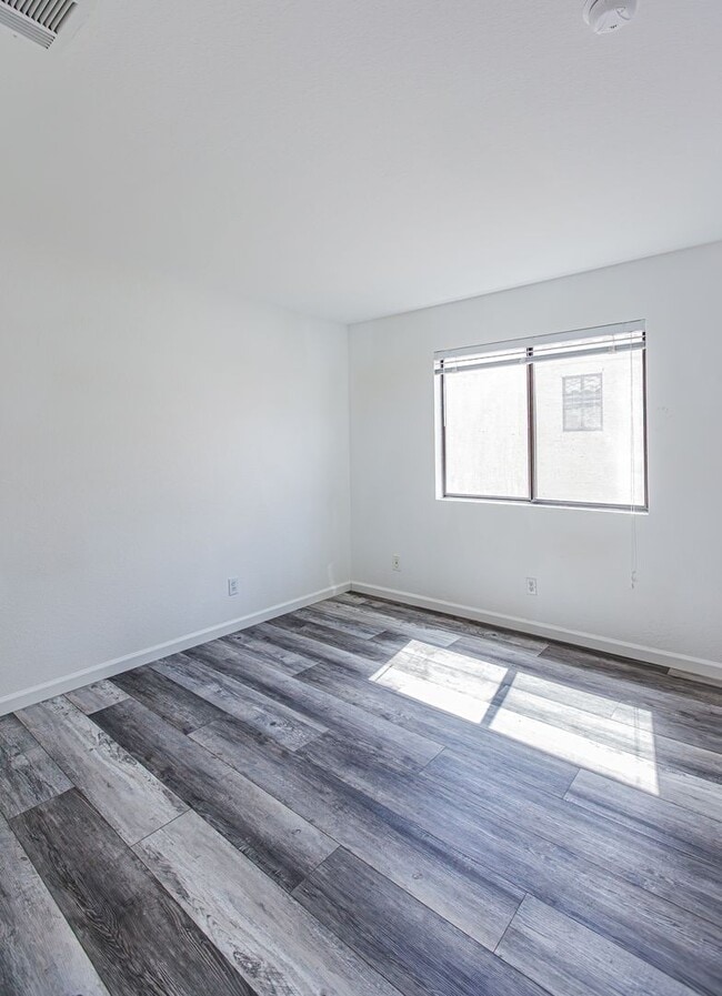 Building Photo - Henderson Home