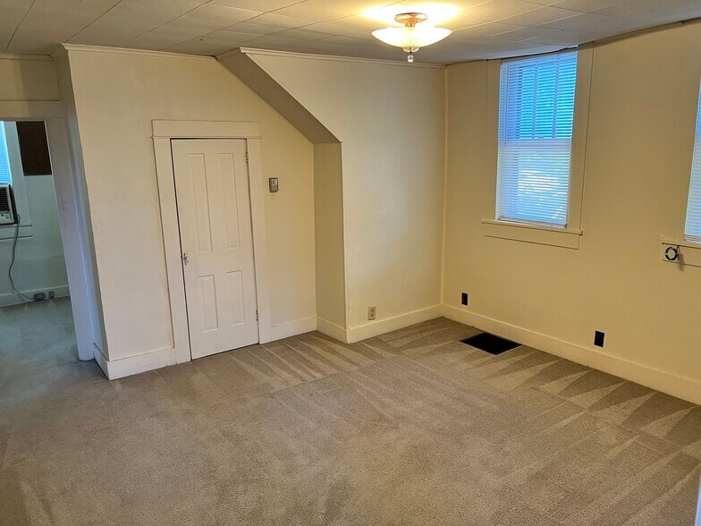 Living Room - 913 W High St