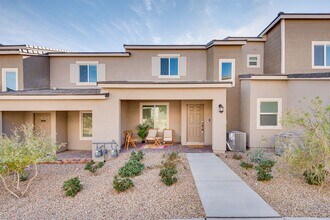 Building Photo - Furnished 3-bedroom, 2.5-bath townhome, de...