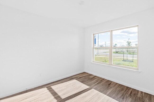 Building Photo - Exceptional 3 bedroom, 2 bathroom duplex!