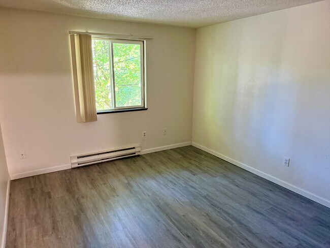 Building Photo - Single level top floor 2 bed Flat w/nice sized deck