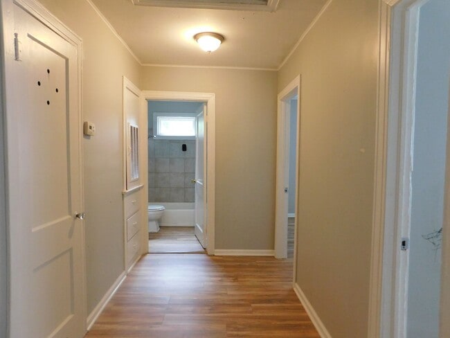 Building Photo - Cute 2-bedroom, 1 bath duplex near downtown.