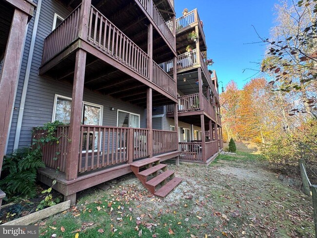 Building Photo - 113 NE Isles Dr