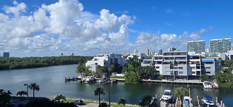 Primary Photo - 400 Kings Point Dr